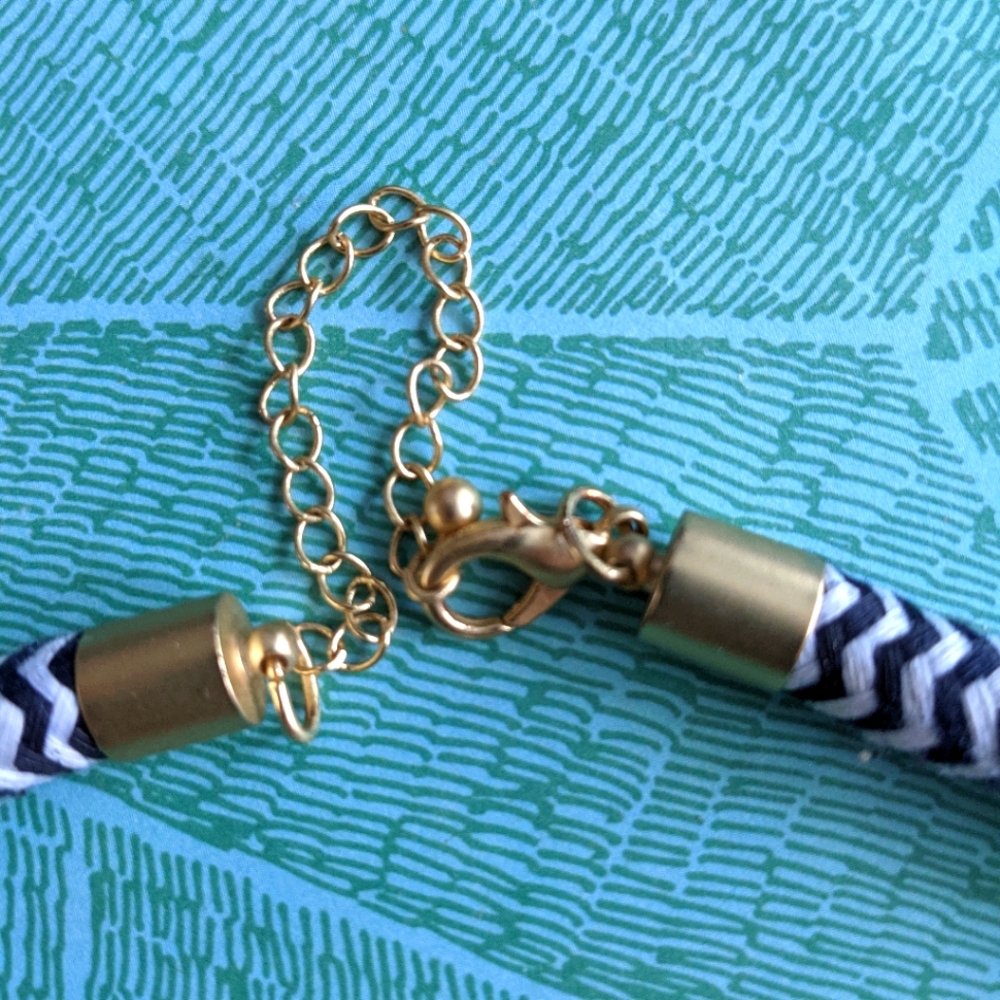 Thread/Rope Multicolour Necklace withe Gold Circle Pendant - Picture 3 of 3